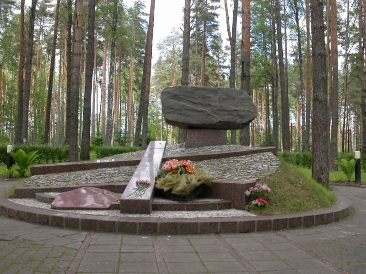 Мемориальный комплекс с крестом Нытва купить памятник на кладбище Полежаевская