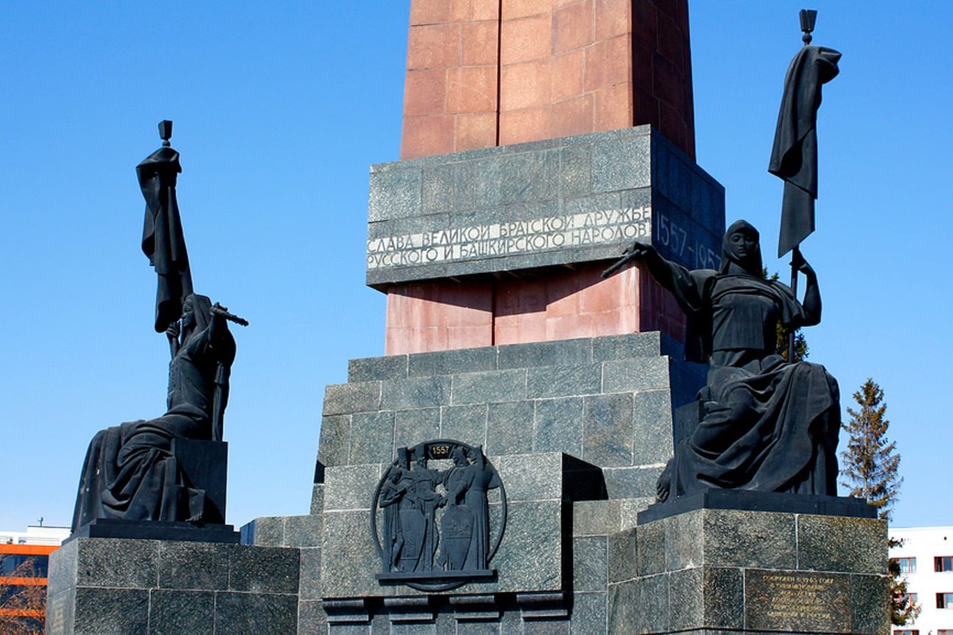 Вертикальные памятники Приморск, Калининградская обл. Лампадка из лезниковского гранита резная Свободный