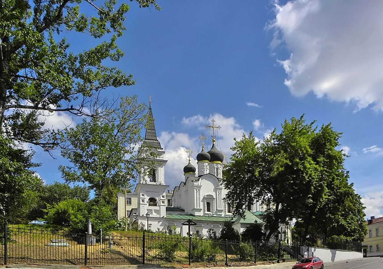 Церковь в старых садах в москве. Храм Святого Владимира в Садех. Храм равноапостольного Владимир в Москве в Садех. Владимирский храм в старых Садех. Храм Святого равноапостольного князя Владимира в старых Садех.