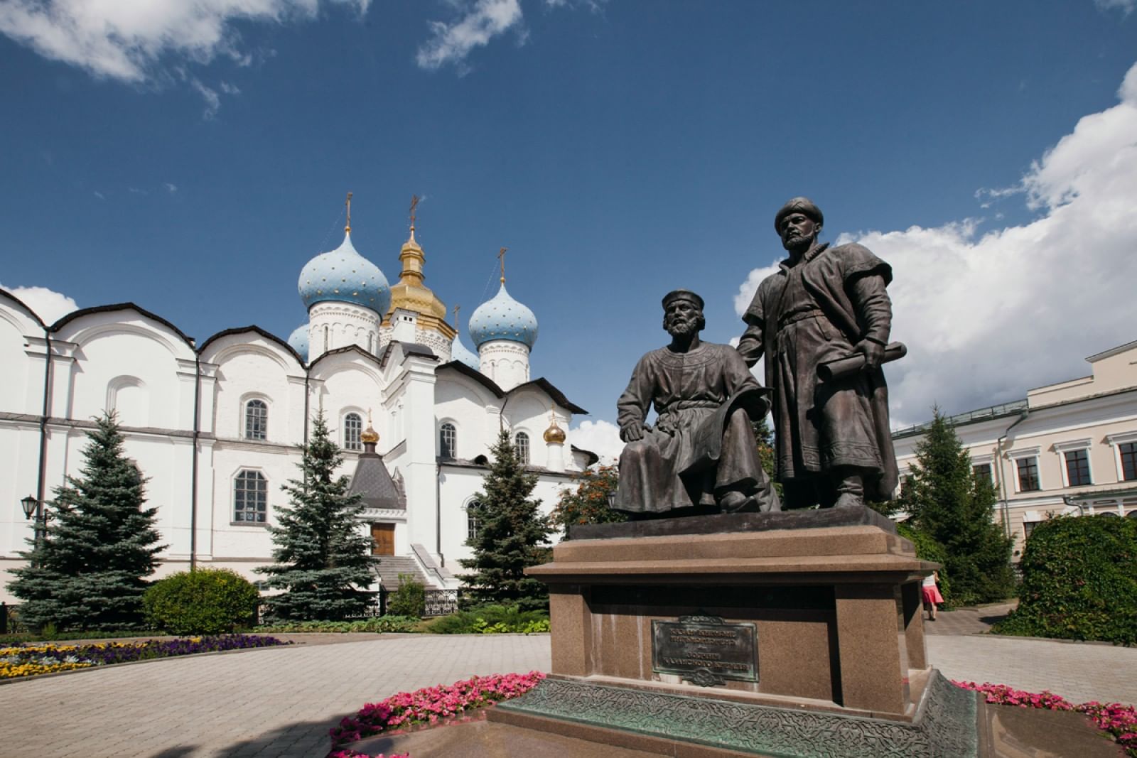 Памятники духовных культур. Памятники культуры Казани. Казань памятники архитектуры. Казань Кремль памятник. Памятник на территории Казанского Кремля.