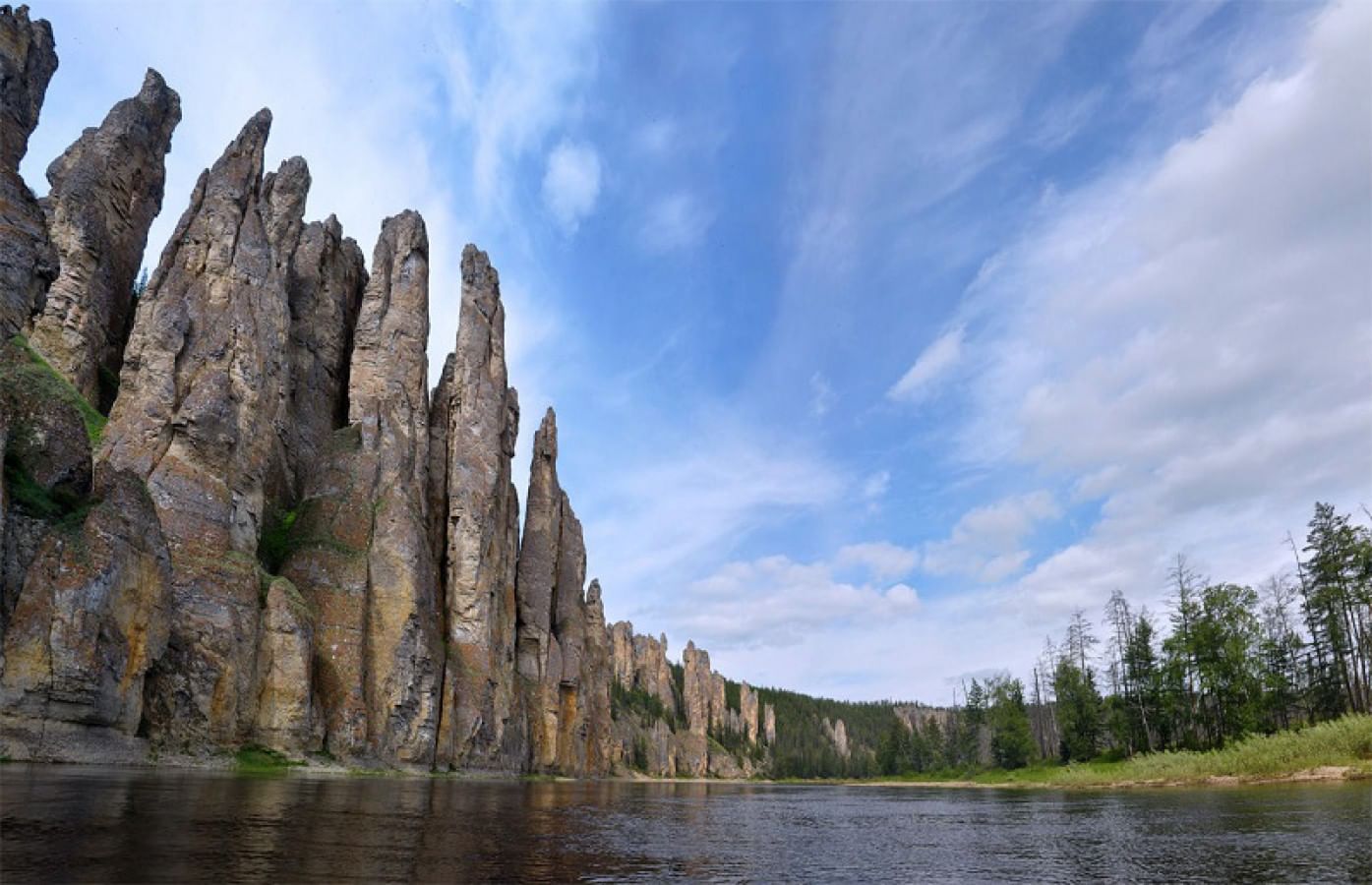 Какие природные объекты запечатлены. Природный парк Ленские столбы. Риродный парк «Ленские столбы». Река Лена Ленские столбы. Синские столбы Саха Якутия.