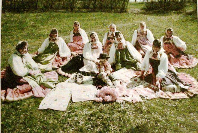 Женский русский весенний костюм