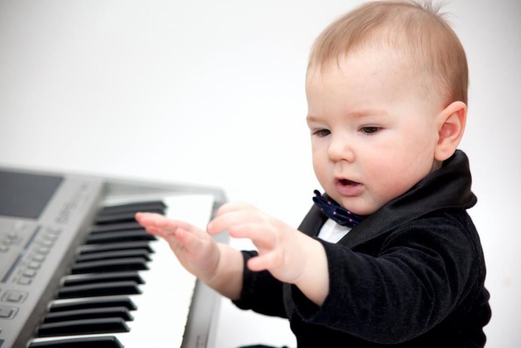 Хорошая музыка для малышей. Дети на музыкальном занятии. Малыши поют. Музыкальные занятия для малышей. Классика для малышей.