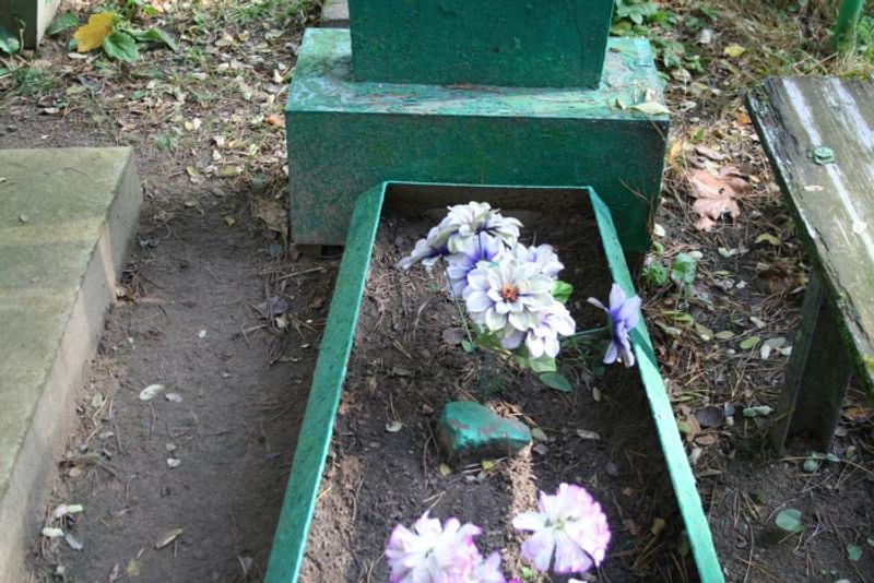 Приснилась могила живой. К чему снится могила на кладбище живого. Кладбища Украины.