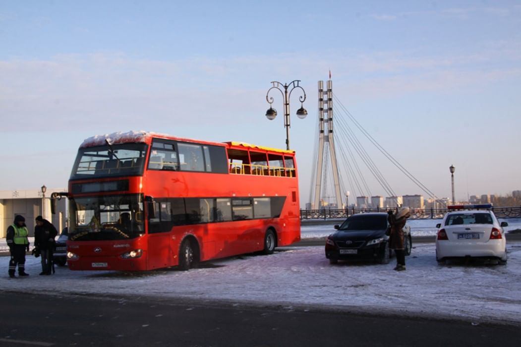 Двухэтажный экскурсионный автобус