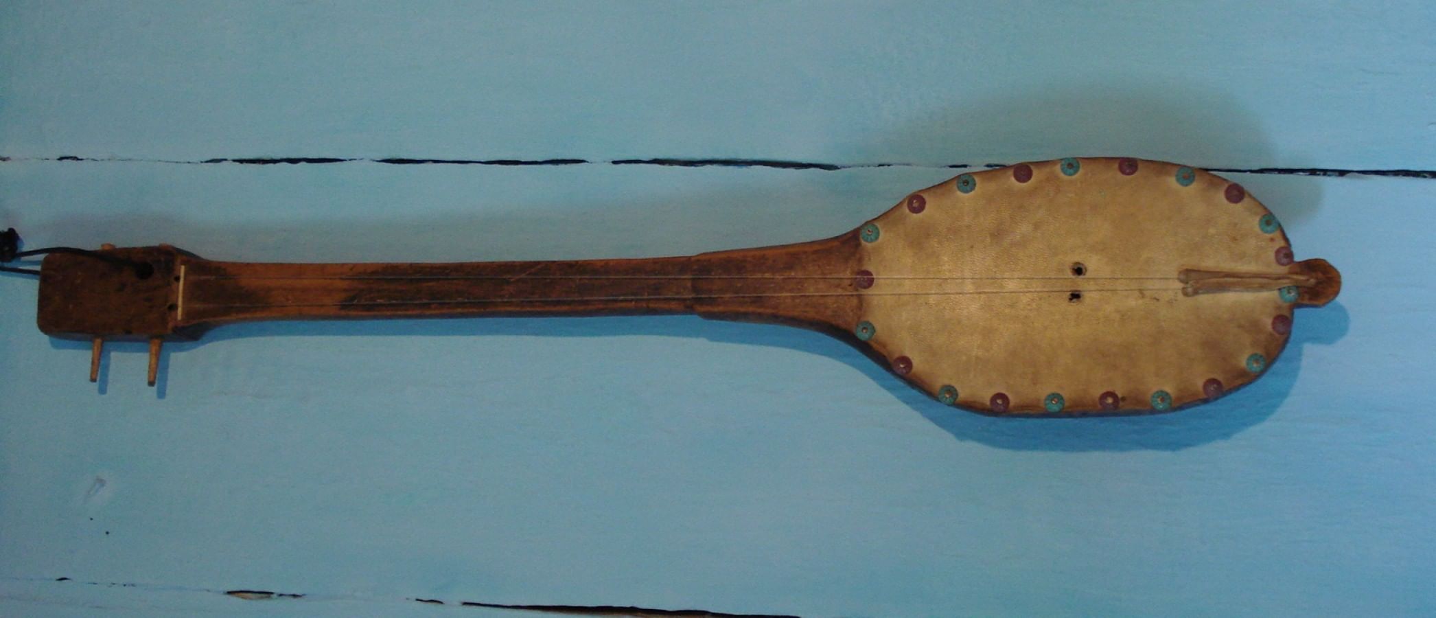 Топшур. Шертер музыкальный инструмент. Казахские национальные инструмент шертер. Топшуур музыкальный инструмент. Домбра музыкальный инструмент.
