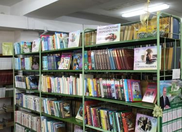Выставка «Молодёжный перекрёсток: экспозиция лучших книг для молодёжи города Шадринска»