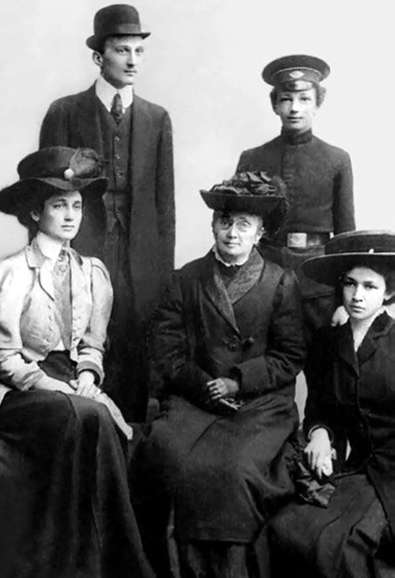 Анна Ахматова с семьей