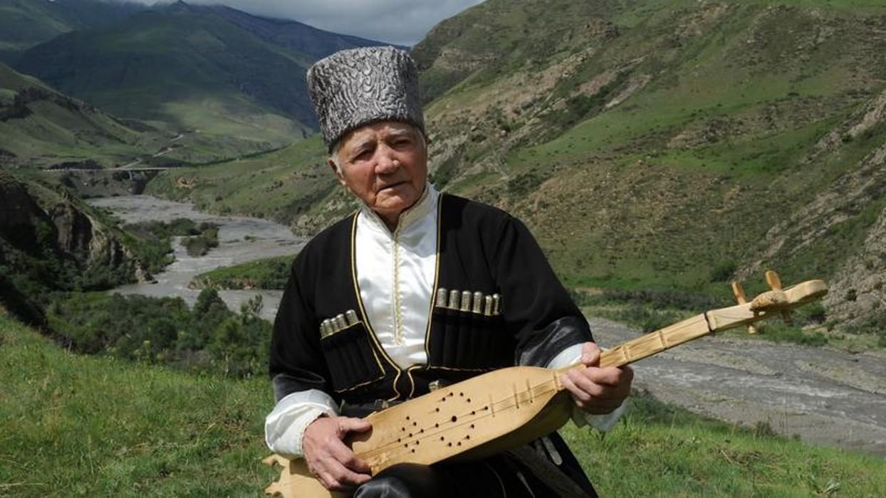 Даргинец песни. Шагав Абдурахманов. Дагестанский пандур. Дагестанские национальные инструменты. Дагестанские национальные музыкальные инструменты.