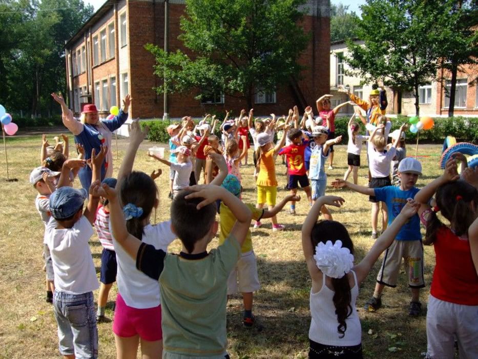 Лето на улице в детском саду. Спортивные праздники летом в детском саду. Развлечения летом в детском саду. Летние развлечения в детском саду. Развлечение для детей в детском саду.