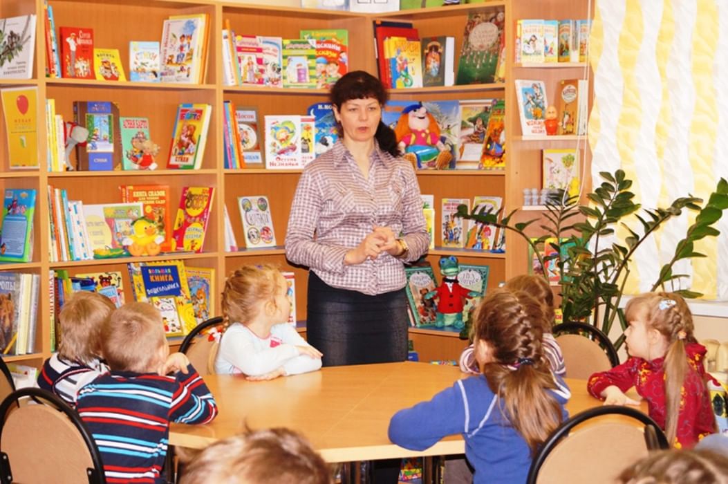 Библиотеки беседа с детьми. Дети в библиотеке. Библиотека для детей в детском саду. Беседа с детьми в детском саду. Беседа воспитателя с детьми.