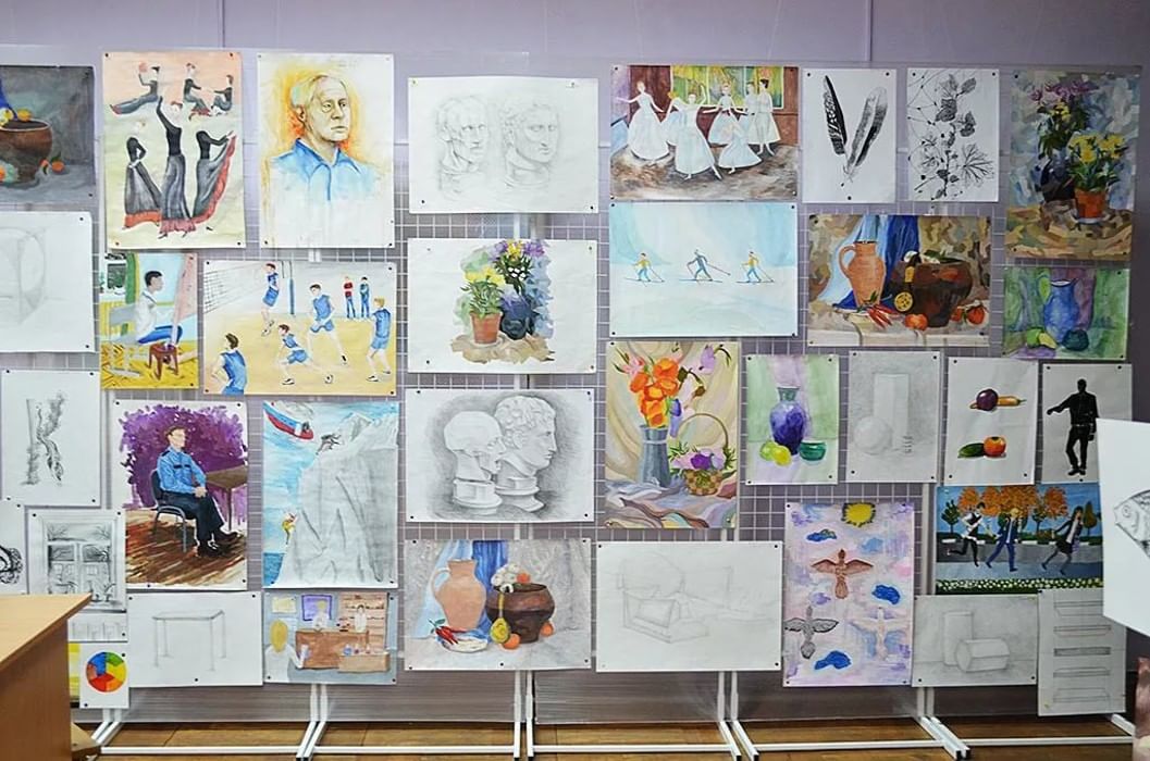 На выставке было 6 рисунков. Выставка рисунков. Конкурс рисунков выставка. Выставка детских рисунков. Выставка работ в школах рисунки.
