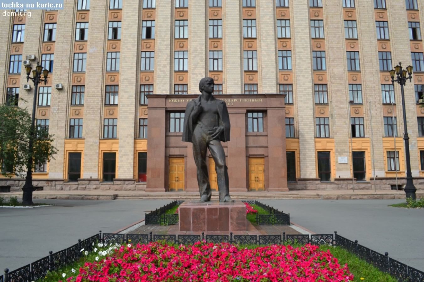Памятник вечному студенту в Челябинске